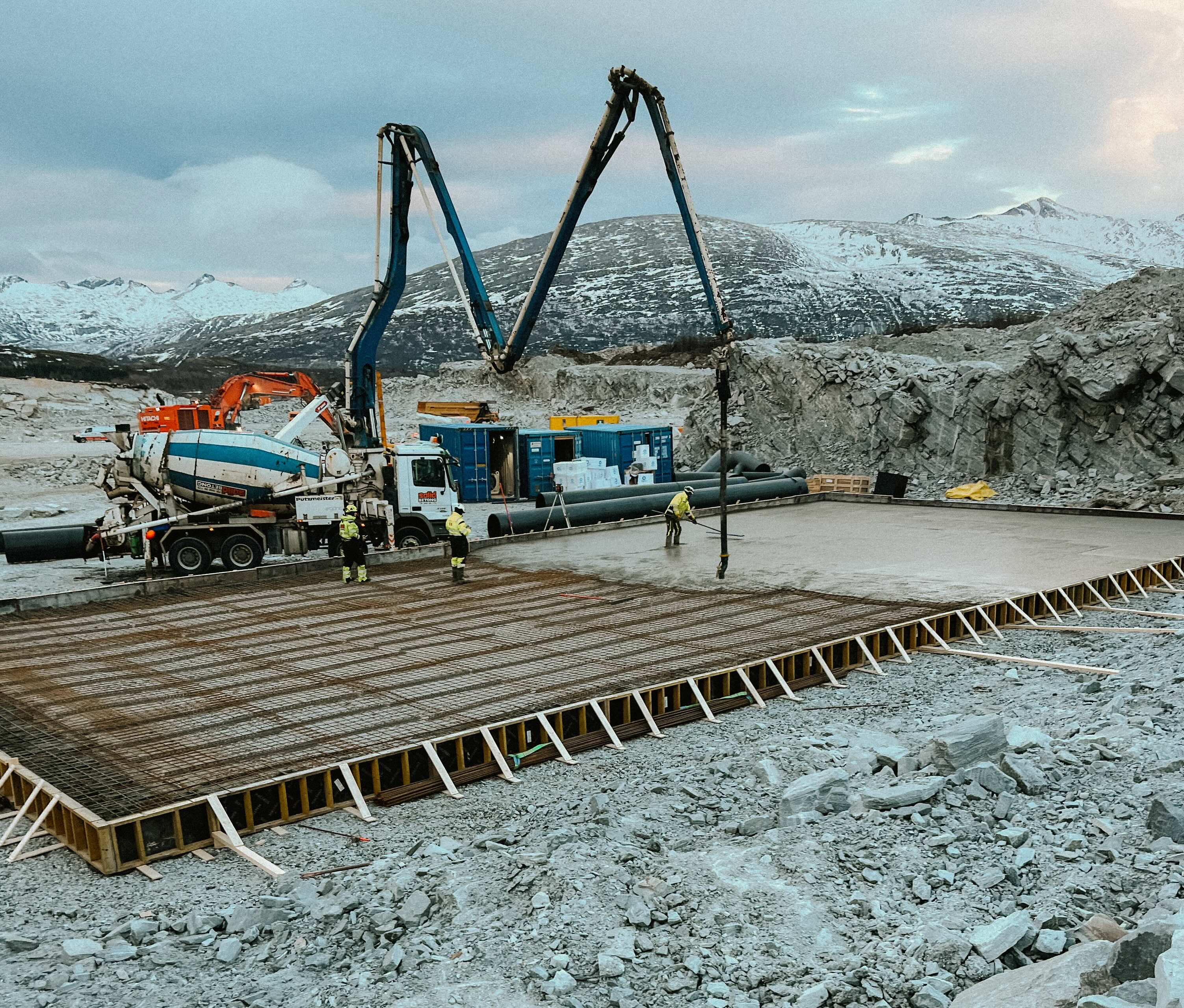 Betongarbeidene i gang på matfiskanlegget til Arctic Seafarm på Nesna