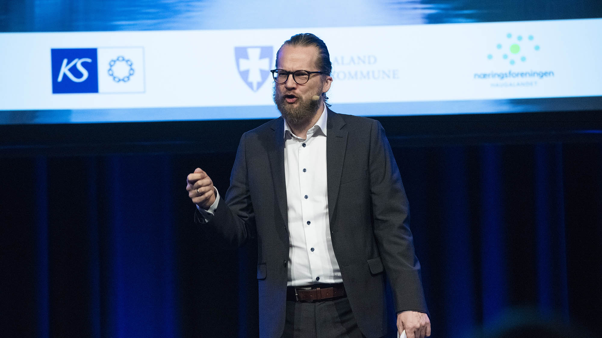 - Ord skaper ikke penger!