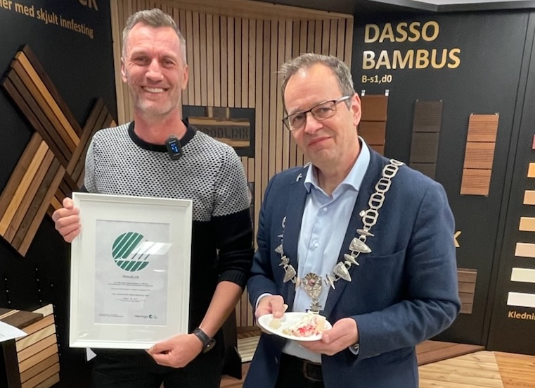 Verdens første brannimpregnerte kledning med Svanemerket